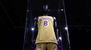 Camisa da temporada de estreia de Kobe Bryant pelos Lakers é vendida por quase R$ 40 milhões