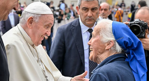 A amizade entre o papa Francisco e a freira que quebrou protocolo para orar diante do caixão do pontífice
