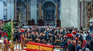 Caixão do Papa Francisco é fechado, encerrando oficialmente o velório no Vaticano