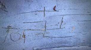 Homem é flagrado desenhando símbolo semelhante a suástica em calçada de salão em Porto Alegre