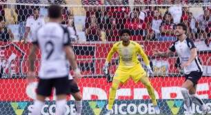 Hugo Souza critica atitude do Corinthians contra o Flamengo e ignora xingamentos