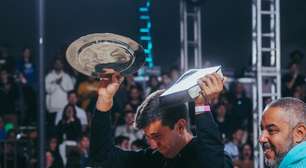 Allan Oliveira recebe homenagem por atitude de fairplay na semi do Sand Series de São Paulo
