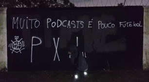 Corinthians tem muros pichados contra Augusto Melo: 'Muito podcast e pouco futebol'