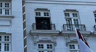 Fãs que esperavam por aparição de Gaga são surpreendidos com Stitch e Narcisa nas sacadas do Copacabana Palace