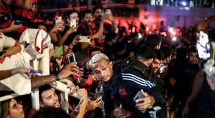 Flamengo chega a São Luís com festa da torcida durante a madrugada