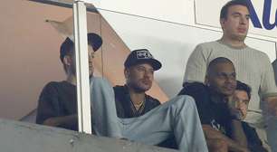Lesionado, Neymar muda visual para assistir jogo do Santos na Vila Belmiro