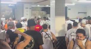 Em protesto, torcedores do Santos tentam invadir sala de imprensa