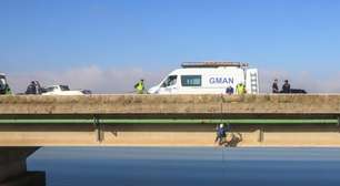 Alpinistas industriais realizam manutenção de adutora sob ponte da BR-290 em Porto Alegre