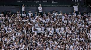 Torcida do Santos protestou na Vila após empate contra o CRB; veja vídeo