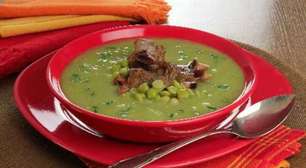 Sopa de ervilha com costelinha: faça a receita quentinha para se aquecer
