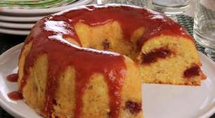 Bolo caipira de mandioca com goiabada para comer com um cafezinho