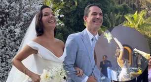 Buquê do casamento de Isis Valverde e Marcus Buaiz é disputado por Sophie Charlotte, mas vai parar em outras mãos. Saiba quem pegou!