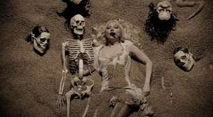 Web se assusta com Lady Gaga cantando com caveira