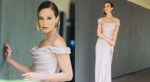 Mariana Ximenes aposta em vestido slim em tom areia para casamento de Isis e Marcus Buaiz