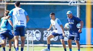 Mano esboça fazer duas mudanças no time do Grêmio para jogo da Sul-Americana