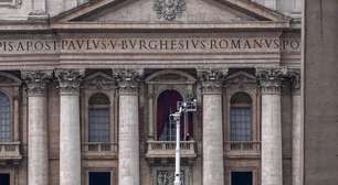 Que horas a fumaça é liberada pelo Vaticano durante o conclave?