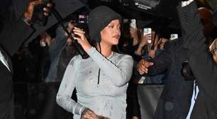 Rihanna revela terceira gravidez no tapete azul do Met Gala, diz site