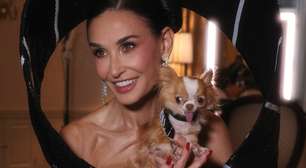 Met Gala: Demi Moore se veste de gravata e dog usa acessório igual