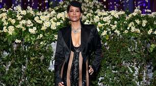 Halle Berry usa e abusa de vestido com transparência e decote no MET Gala 2025