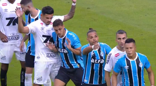 Logotipo da patrocinadora do Grêmio descola de camisas durante partida