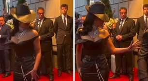 Met Gala: Kim Kardashian repreende segurança em público por pisar em seu vestido