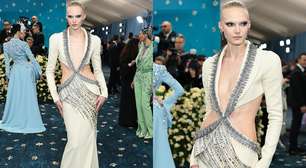 Modelo Alex Consani brilha, literalmente, com vestido de mais de 18 mil cristais Swarovski