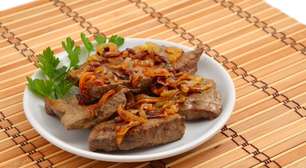 Bife de fígado acebolado: dicas para uma carne suculenta e macia