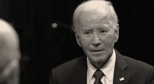 Trump faz 'apaziguamento' com Putin ao pressionar Ucrânia, diz Biden à BBC