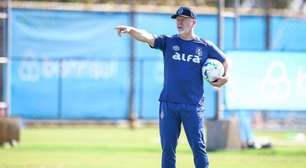 Mano poupa dois titulares do Grêmio e inclui promessa entre os relacionados