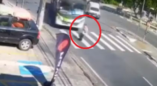 Idosa de 91 anos é atropelada por ônibus em grave acidente, mas sobrevive