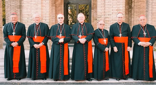 Cardeais brasileiros tiveram relógios confiscados antes do conclave, diz jornal