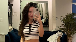 Larissa Manoela usa top cropped listrado nos bastidores da Globo