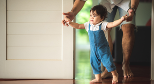 Existe uma idade certa para o bebê dar os primeiros passos?