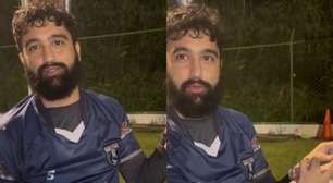 Goleiro com seis dedos impressiona ao mostrar luva personalizada; veja!