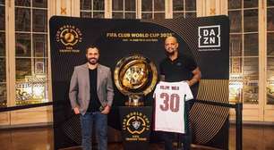 Felipe Melo visita taça do Mundial: 'Que o Fluminense possa trazê-la de volta'