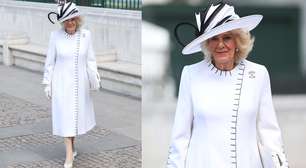 Rainha Camilla aposta em look monocromático de Anna Valentine; veja os detalhes