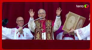 Papa Leão XIV concede primeira bênção aos fiéis após discurso no Vaticano