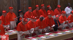 Entenda por que alguns cardeais usam roupas pretas no conclave