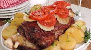 Costela assada no forno com batata e tomate para um jantar diferente