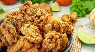 Frango frito crocante que vai fazer a mamãe pedir bis: o almoço perfeito para surpreender no Dia das Mães!