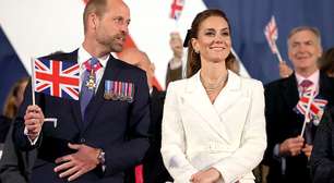 Kate Middleton arrasa, novamente, com visual branco elegante e chama atenção com laço de veludo