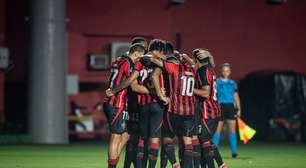 Com um a menos, Vitória vira sobre o Vasco no Barradão