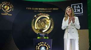 Palmeiras realiza tour da taça do Super Mundial na Sala de Troféus do clube