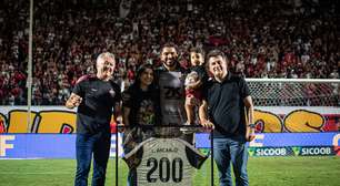 Lucas Arcanjo é homenageado pelo Vitória no Barradão após jogo contra o Vasco