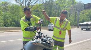Motociclistas recebem antenas antilinhas para prevenir acidentes com pipas na Linha Amarela