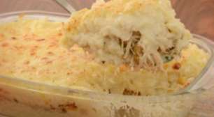 Arroz de forno cremoso com frango: teste a receita prática e deliciosa
