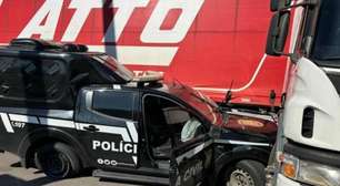Viatura com quatro presos colide com caminhão na BR-116 em São Leopoldo