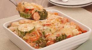 Gratinado rápido de salsicha e legumes para os dias de correria
