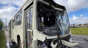 Motorista de ônibus sofre mal súbito, perde o controle do veículo e bate em postes na Linha Verde