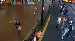 Vídeo mostra passo a passo de advogado suspeito de abandonar bomba em terminal de ônibus de Curitiba; assista